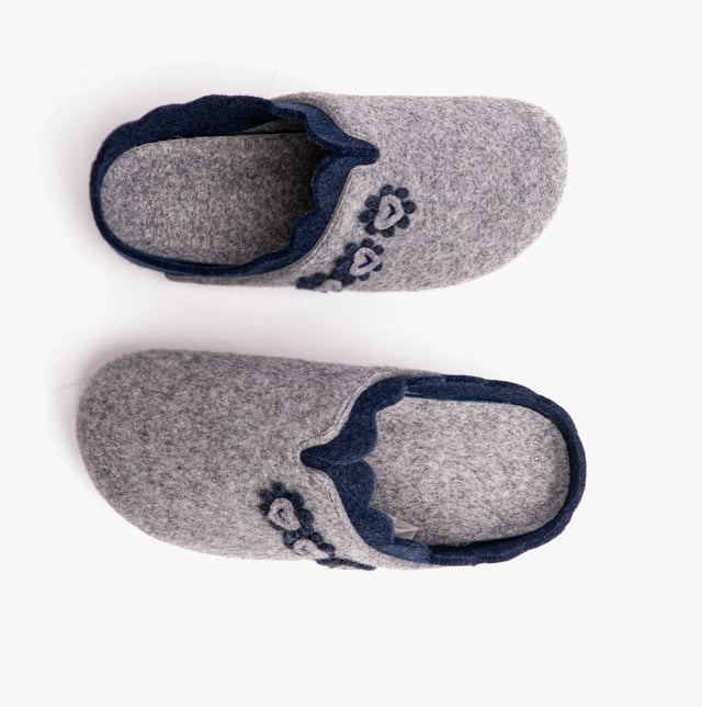 Dr Keller Dr Keller HEART Womens Mule Slippers Grey Upper Material: TextileLining Material: TextileSole Material: SyntheticClosure/Fastening: Slip-OnFeatures: Comfort,LightweightToe Shape: RoundShoe Width: RelaxedItem Weight: 0.45 KGHeel Height: Flat (Under 2.5cm)Slipper Style: MuleGift Boxed: NoProduct Code: B1106-GRY