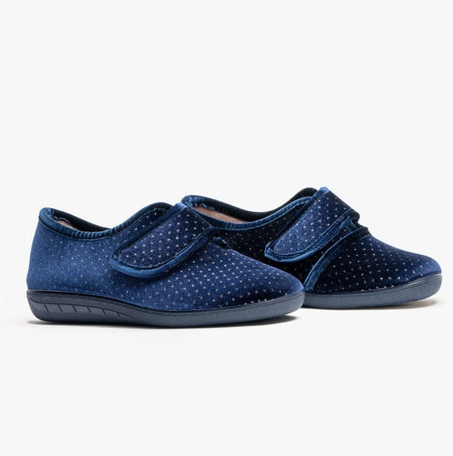 Lotus JANET Womens Slippers Navy Upper Material: FabricLining Material: TextileSole Material: SyntheticClosure/Fastening: Touch FastenFeatures: Memory Foam,ComfortShoe Width: RelaxedItem Weight: 0.45 KGHeel Height: Flat (Under 2.5cm)Slipper Style: Full SlipperProduct Code: ULH090DE0