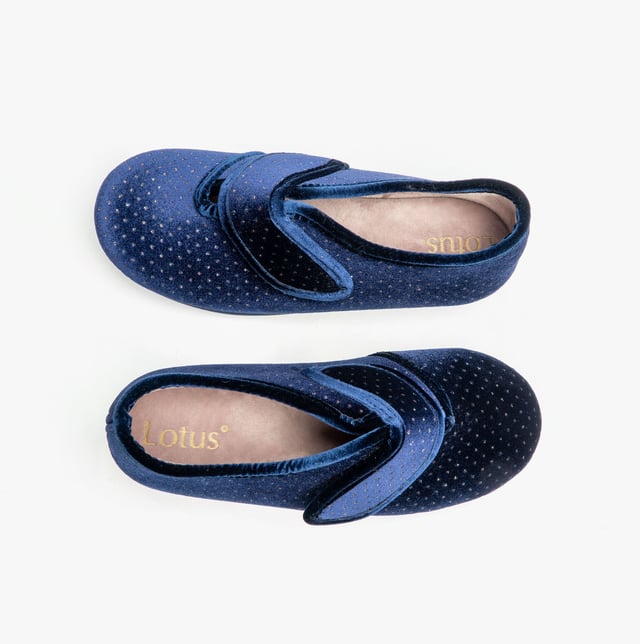 Lotus JANET Womens Slippers Navy Upper Material: FabricLining Material: TextileSole Material: SyntheticClosure/Fastening: Touch FastenFeatures: Memory Foam,ComfortShoe Width: RelaxedItem Weight: 0.45 KGHeel Height: Flat (Under 2.5cm)Slipper Style: Full SlipperProduct Code: ULH090DE0