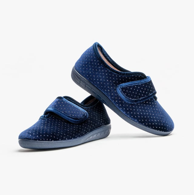 Lotus JANET Womens Slippers Navy Upper Material: FabricLining Material: TextileSole Material: SyntheticClosure/Fastening: Touch FastenFeatures: Memory Foam,ComfortShoe Width: RelaxedItem Weight: 0.45 KGHeel Height: Flat (Under 2.5cm)Slipper Style: Full SlipperProduct Code: ULH090DE0
