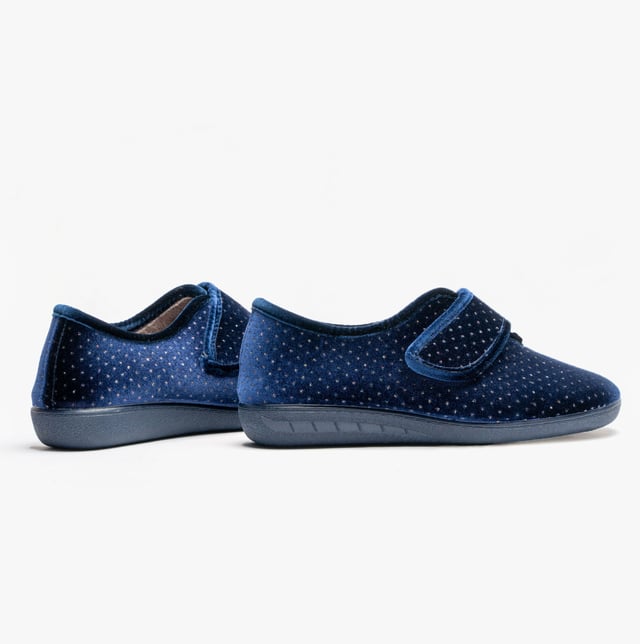 Lotus JANET Womens Slippers Navy Upper Material: FabricLining Material: TextileSole Material: SyntheticClosure/Fastening: Touch FastenFeatures: Memory Foam,ComfortShoe Width: RelaxedItem Weight: 0.45 KGHeel Height: Flat (Under 2.5cm)Slipper Style: Full SlipperProduct Code: ULH090DE0