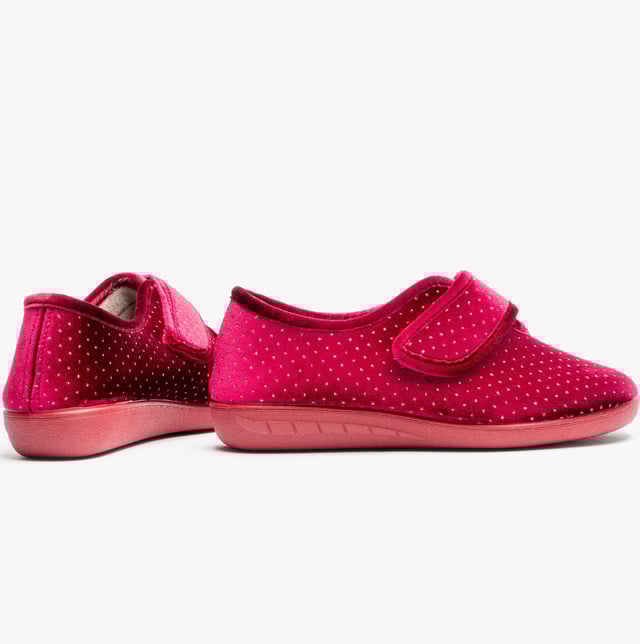 Lotus JANET Womens Slippers Bordo Upper Material: FabricLining Material: TextileSole Material: SyntheticClosure/Fastening: Touch FastenFeatures: Memory Foam,ComfortShoe Width: RelaxedItem Weight: 0.45 KGHeel Height: Flat (Under 2.5cm)Slipper Style: Full SlipperProduct Code: ULH090DR0