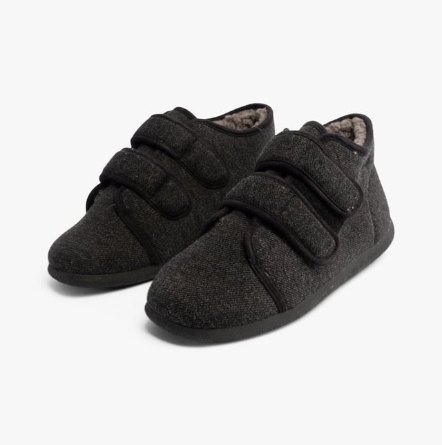 Padders BRIAN Mens Slippers Charcoal Upper Material: TextileLining Material: TextileSole Material: RubberClosure/Fastening: Touch FastenFeatures: Comfort,Warm LiningToe Shape: RoundShoe Width: WideItem Weight: 0.45 KGHeel Height: Flat (Under 2.5cm)Slipper Style: Full SlipperGift Boxed: NoProduct Code: 3450/1566