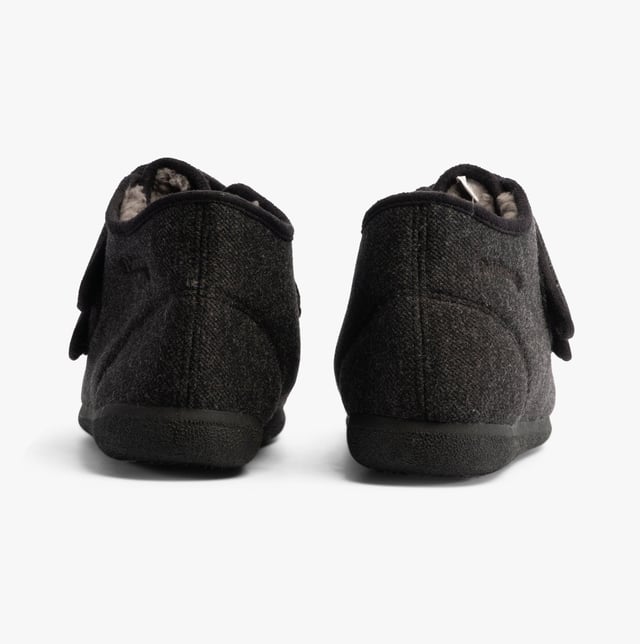 Padders BRIAN Mens Slippers Charcoal Upper Material: TextileLining Material: TextileSole Material: RubberClosure/Fastening: Touch FastenFeatures: Comfort,Warm LiningToe Shape: RoundShoe Width: WideItem Weight: 0.45 KGHeel Height: Flat (Under 2.5cm)Slipper Style: Full SlipperGift Boxed: NoProduct Code: 3450/1566