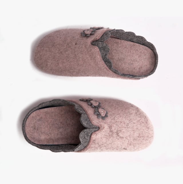 Dr Keller Dr Keller HEART Womens Mule Slippers Pink Upper Material: TextileLining Material: TextileSole Material: SyntheticClosure/Fastening: Slip-OnFeatures: Comfort,LightweightToe Shape: RoundShoe Width: RelaxedItem Weight: 0.45 KGHeel Height: Flat (Under 2.5cm)Slipper Style: MuleGift Boxed: NoProduct Code: B1106-PNK