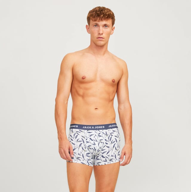 Jack & Jones HARVEY Mens 5-Pack Trunks Night SkyClothing Type: UnderwearClosure/Fastening: Pull-OnItem Weight: 0.3 KGClothing Fit: SlimSingle Or Multi Pack?: 5 PackGift Boxed: NoMaterial Composition: 95% Cotton, 5% ElastaneUnderwear Type: TrunksUnderwear Features: Elasticated Waistband, Lightweight FabricProduct Code: 12263924-NGHTSKY