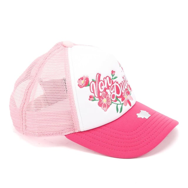 Ikone Trucker Cap mit einer Baumwoll-Twill-Krone und Schirm. Das Polyester-Mesh auf der Rückseite sorgt für Atmungsaktivität, während der leicht gebogene Schirm eine besondere Note verleiht. Mit dem bestickten floralen Heritage-Logo prominent auf der Vorderseite.