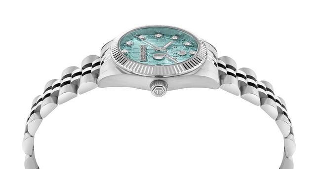 This Philipp Plein Date Superlative Analogue Watch for Women is the perfect timepiece to wear or to gift. It's Silver 28 mm Round case combined with the comfortable Silver Stainless steel watch band will ensure you enjoy this stunning timepiece without any compromise. Operated by a high quality Quartz movement and water resistant to 5 bars, your watch will keep ticking. Philipp Plein slays the SS25 season with the iconic Date Superlative, now transformed into a statement-making pair watch. This Analogue watch has a calendar function: Date as well as Luminous Hands High quality 19 cm length and 16 mm width Silver Stainless steel strap with a Deployment clasp Case diameter: 28 mm,case thickness: 8.4 mm, case colour: Silver and dial colour: Blue