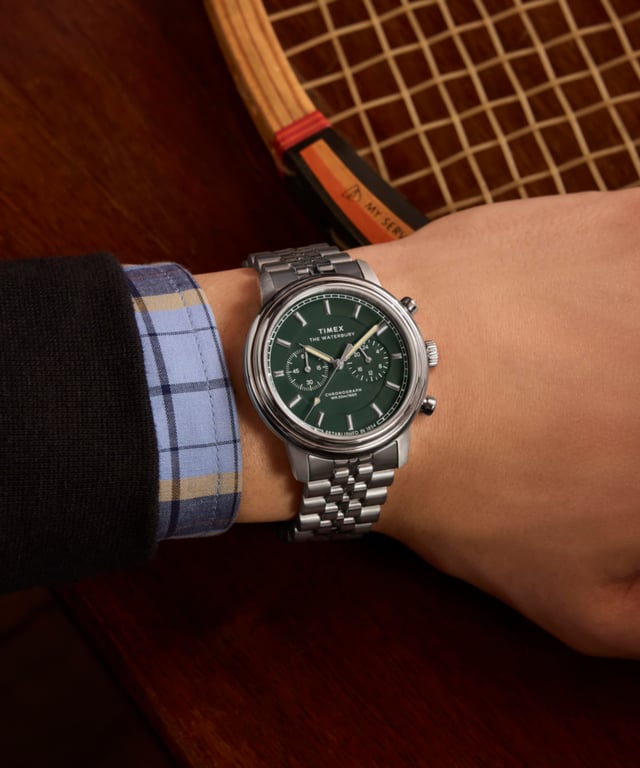 Dit Timex Waterbury Metropolitan Chronograafhorloge voor heren is het perfecte tijdsitem om te dragen of cadeau te geven. De zilveren 41 mm ronde kast in combinatie met de comfortabele zilveren roestvrijstalen horlogeband zorgt ervoor dat je van dit prachtige horloge kunt genieten zonder compromissen. Aangedreven door een hoogwaardige kwartsbeweging en waterbestendig tot 5 bar, blijft je horloge tikken. Gedefinieerd door scherpe lijnen en vloeiende rondingen, beschikt de Waterbury Metropolitan over een verbeterde 41 mm roestvrijstalen kast met een elegante tweelaagse lunette. Dit chronograafhorloge heeft functies zoals een stopwatch, een 24-uursweergave en luminescerende wijzers. Hoogwaardige roestvrijstalen band met een lengte van 21 cm en een breedte van 20 mm met een klapgesp. Kastdiameter: 41 mm, kastdikte: 11 mm, kastkleur: zilver en wijzerplaatkleur: groen.