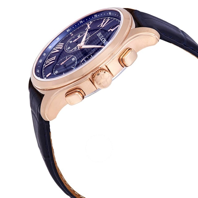 Deze Bulova Wilton Chronograaf Horloge voor Mannen is het perfecte tijdsync voor dagelijks gebruik of als cadeau. De Roze Gouden 46 mm ronde kast, gecombineerd met de comfortabele blauwe leren horlogeband, zorgt ervoor dat je deze verbluffende tijdmeter zonder compromissen kunt dragen. Aangedreven door een hoogwaardige quartz beweging en waterbestendig tot 3 bar, blijft je horloge tikken. Dit klassieke chronograaf horloge biedt een comfortabel gevoel met zijn croco-gepatenteerde blauwe leren band, het is perfect voor elke gelegenheid - Het horloge heeft een kalenderfunctie: Datum, Stopwatch, Tachymeter, Luminous Hand. Hoogwaardige blauwe leren band van 22 cm lang, 22 mm breed met een vouwsluiting. Casusdiameter: 46 mm, hoogte van de kast: 13 mm en kastkleur: Ip-rosé. Wijzerplaatkleur: bruin.