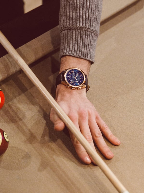 Deze Bulova Wilton Chronograaf Horloge voor Mannen is het perfecte tijdsync voor dagelijks gebruik of als cadeau. De Roze Gouden 46 mm ronde kast, gecombineerd met de comfortabele blauwe leren horlogeband, zorgt ervoor dat je deze verbluffende tijdmeter zonder compromissen kunt dragen. Aangedreven door een hoogwaardige quartz beweging en waterbestendig tot 3 bar, blijft je horloge tikken. Dit klassieke chronograaf horloge biedt een comfortabel gevoel met zijn croco-gepatenteerde blauwe leren band, het is perfect voor elke gelegenheid - Het horloge heeft een kalenderfunctie: Datum, Stopwatch, Tachymeter, Luminous Hand. Hoogwaardige blauwe leren band van 22 cm lang, 22 mm breed met een vouwsluiting. Casusdiameter: 46 mm, hoogte van de kast: 13 mm en kastkleur: Ip-rosé. Wijzerplaatkleur: bruin.