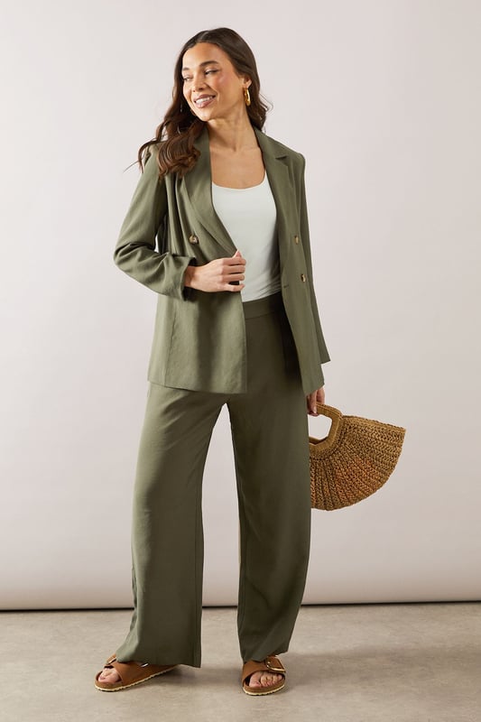 Elegant straight leg design for a timeless silhouette
        Pleated front detail adds sophistication and structure
        Wide waistband for a comfortable and flattering fit
        Side pockets for practicality and style
        Versatile length suitable for various shoe choices
    
    These straight leg pleated trousers from Wallis are the epitome of effortless chic. Perfect for the woman who values both comfort and style, they offer a sophisticated look for various daytime occasions. The pleated front adds a touch of refinement, while the straight leg cut ensures a flattering fit for all body types. Style these trousers with a crisp white blouse and ballet flats for a polished look at family gatherings, or pair with a soft knit jumper and loafers for a smart-casual ensemble ideal for lunch with friends. The versatile design makes these trousers a wardrobe staple, easily transitioning from a day at the office to weekend brunches. Accessorise with a statement necklace and a structured tote to complete your look with Wallis' signature glamour.