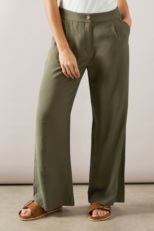 Elegant straight leg design for a timeless silhouette
        Pleated front detail adds sophistication and structure
        Wide waistband for a comfortable and flattering fit
        Side pockets for practicality and style
        Versatile length suitable for various shoe choices
    
    These straight leg pleated trousers from Wallis are the epitome of effortless chic. Perfect for the woman who values both comfort and style, they offer a sophisticated look for various daytime occasions. The pleated front adds a touch of refinement, while the straight leg cut ensures a flattering fit for all body types. Style these trousers with a crisp white blouse and ballet flats for a polished look at family gatherings, or pair with a soft knit jumper and loafers for a smart-casual ensemble ideal for lunch with friends. The versatile design makes these trousers a wardrobe staple, easily transitioning from a day at the office to weekend brunches. Accessorise with a statement necklace and a structured tote to complete your look with Wallis' signature glamour.