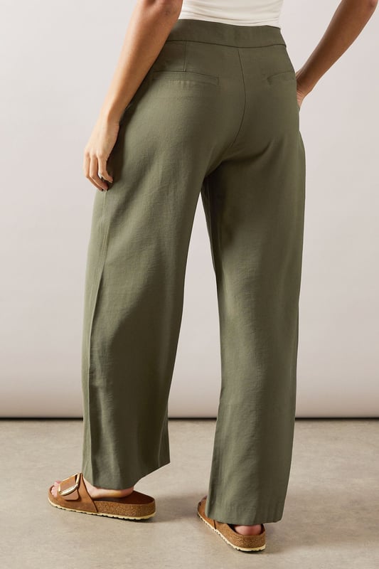 Elegant straight leg design for a timeless silhouette
        Pleated front detail adds sophistication and structure
        Wide waistband for a comfortable and flattering fit
        Side pockets for practicality and style
        Versatile length suitable for various shoe choices
    
    These straight leg pleated trousers from Wallis are the epitome of effortless chic. Perfect for the woman who values both comfort and style, they offer a sophisticated look for various daytime occasions. The pleated front adds a touch of refinement, while the straight leg cut ensures a flattering fit for all body types. Style these trousers with a crisp white blouse and ballet flats for a polished look at family gatherings, or pair with a soft knit jumper and loafers for a smart-casual ensemble ideal for lunch with friends. The versatile design makes these trousers a wardrobe staple, easily transitioning from a day at the office to weekend brunches. Accessorise with a statement necklace and a structured tote to complete your look with Wallis' signature glamour.