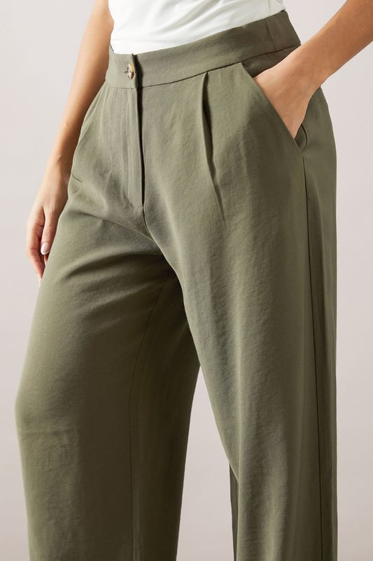 Elegant straight leg design for a timeless silhouette
        Pleated front detail adds sophistication and structure
        Wide waistband for a comfortable and flattering fit
        Side pockets for practicality and style
        Versatile length suitable for various shoe choices
    
    These straight leg pleated trousers from Wallis are the epitome of effortless chic. Perfect for the woman who values both comfort and style, they offer a sophisticated look for various daytime occasions. The pleated front adds a touch of refinement, while the straight leg cut ensures a flattering fit for all body types. Style these trousers with a crisp white blouse and ballet flats for a polished look at family gatherings, or pair with a soft knit jumper and loafers for a smart-casual ensemble ideal for lunch with friends. The versatile design makes these trousers a wardrobe staple, easily transitioning from a day at the office to weekend brunches. Accessorise with a statement necklace and a structured tote to complete your look with Wallis' signature glamour.