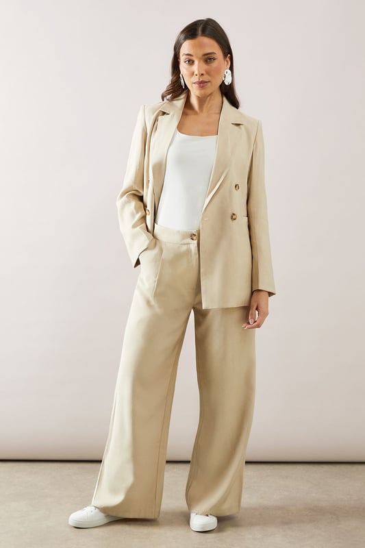 Elegant straight leg design for a timeless silhouette
        Pleated front detail adds sophistication and structure
        Wide waistband for a comfortable and flattering fit
        Side pockets for practicality and style
        Versatile length suitable for various shoe choices
    
    These straight leg pleated trousers from Wallis are the epitome of effortless chic. Perfect for the woman who values both comfort and style, they offer a sophisticated look for various daytime occasions. The pleated front adds a touch of refinement, while the straight leg cut ensures a flattering fit for all body types. Style these trousers with a crisp white blouse and ballet flats for a polished look at family gatherings, or pair with a soft knit jumper and loafers for a smart-casual ensemble ideal for lunch with friends. The versatile design makes these trousers a wardrobe staple, easily transitioning from a day at the office to weekend brunches. Accessorise with a statement necklace and a structured tote to complete your look with Wallis' signature glamour.