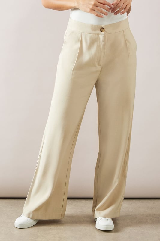 Elegant straight leg design for a timeless silhouette
        Pleated front detail adds sophistication and structure
        Wide waistband for a comfortable and flattering fit
        Side pockets for practicality and style
        Versatile length suitable for various shoe choices
    
    These straight leg pleated trousers from Wallis are the epitome of effortless chic. Perfect for the woman who values both comfort and style, they offer a sophisticated look for various daytime occasions. The pleated front adds a touch of refinement, while the straight leg cut ensures a flattering fit for all body types. Style these trousers with a crisp white blouse and ballet flats for a polished look at family gatherings, or pair with a soft knit jumper and loafers for a smart-casual ensemble ideal for lunch with friends. The versatile design makes these trousers a wardrobe staple, easily transitioning from a day at the office to weekend brunches. Accessorise with a statement necklace and a structured tote to complete your look with Wallis' signature glamour.