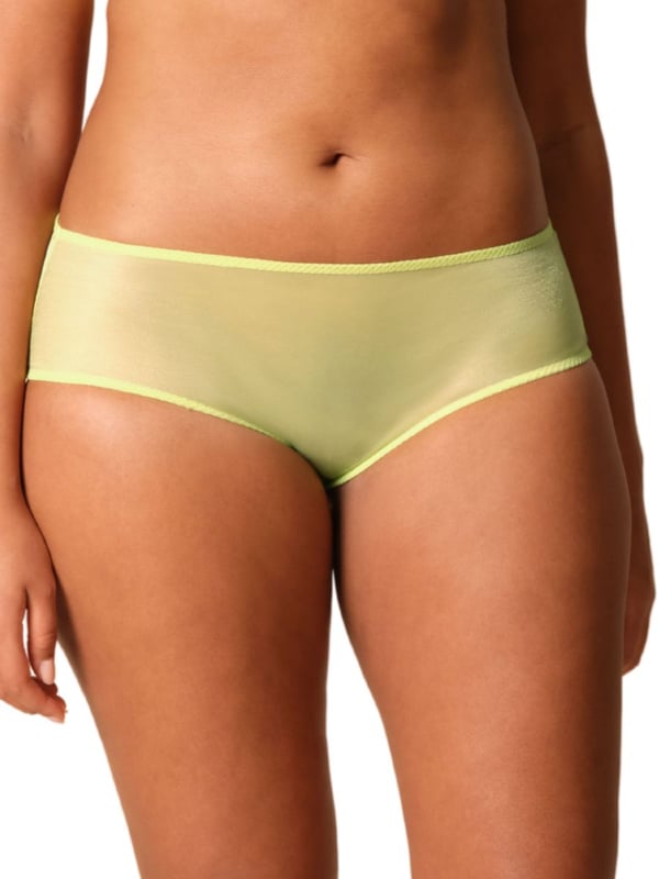 Gossard Glossies Short. With minimal VPL, waist elastic and cotton lining. The product is machine washable.