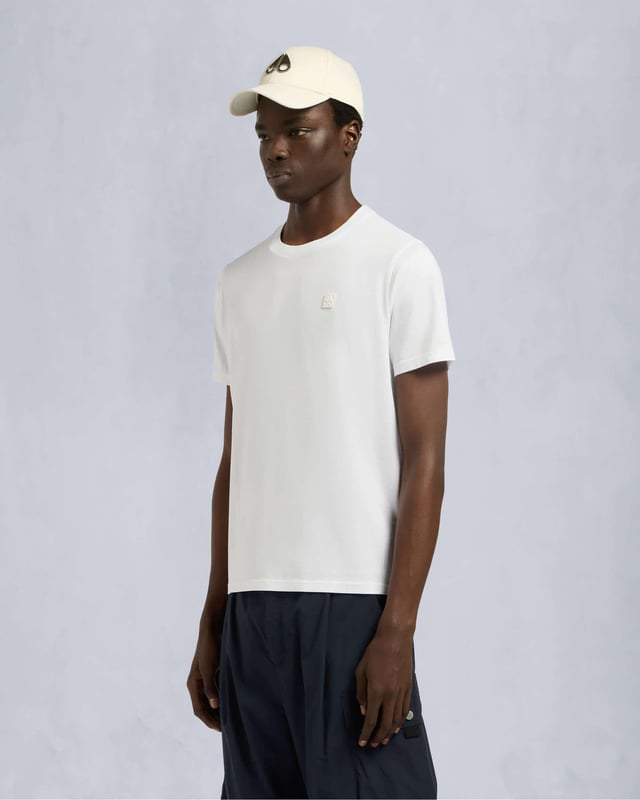 Ideal for layering or wearing solo, Duluth T-Shirt a timeless piece that complements any casual wardrobe.


Rib Knit Collar
Embroidered Logo Patch Moose Knuckles Label on Side Seam
Regular Fit

100% Pima Cotton Jersey
M15MT759

 