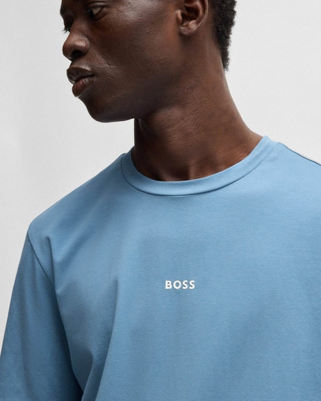 A casual T-shirt cut to a relaxed fit, by BOSS Menswear. Printed with a seven-layer logo at the centre chest, this short-sleeved T-shirt is crafted in soft cotton blended with stretch.
Relaxed fitCrew neckShort sleeves
96% Cotton, 4% Elastane
50473278
 