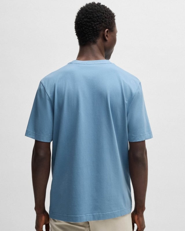 A casual T-shirt cut to a relaxed fit, by BOSS Menswear. Printed with a seven-layer logo at the centre chest, this short-sleeved T-shirt is crafted in soft cotton blended with stretch.
Relaxed fitCrew neckShort sleeves
96% Cotton, 4% Elastane
50473278
 