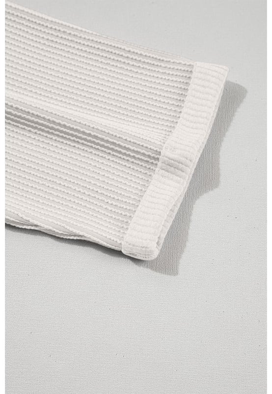 White solid color corded fabric
  V
  neck design
  Drop shoulder
  3/4 sleeves with folded cuffs
  Relaxed fit
  Versatile solid color for easy mixing and matching
Material: 75% Polyester 20% Viscose 5% Elastane
