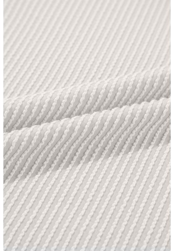 White solid color corded fabric
  V
  neck design
  Drop shoulder
  3/4 sleeves with folded cuffs
  Relaxed fit
  Versatile solid color for easy mixing and matching
Material: 75% Polyester 20% Viscose 5% Elastane