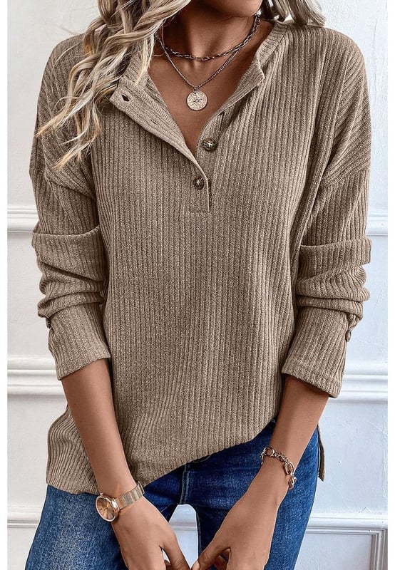 Top de punto Henley texturizado de canalé en khaki pálido  
  Textura de canalé única  
  Elegante cuello Henley  
  Materiales de alta calidad  
  Suave y duradero  
  Opción unisex versátil  