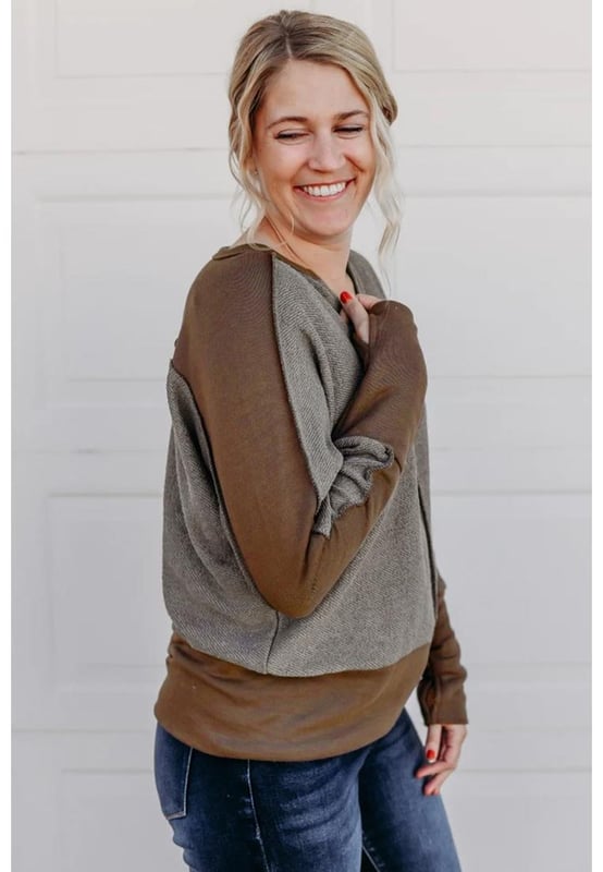 Top de punto patchwork chic con un ajuste acogedor. Mangas con agujeros para los pulgares que añaden estilo. Silueta en tonos neutros para un look sofisticado. Diseño de costura expuesta a la moda. Apto para todas las estaciones. Disponible en múltiples tallas para hombres y mujeres.  
Material: 65% Poliéster, 30% Algodón, 5% Elastano.