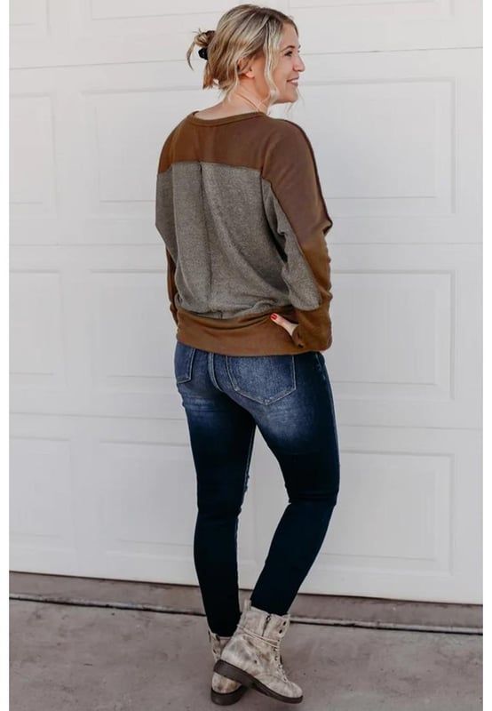Top de punto patchwork chic con un ajuste acogedor. Mangas con agujeros para los pulgares que añaden estilo. Silueta en tonos neutros para un look sofisticado. Diseño de costura expuesta a la moda. Apto para todas las estaciones. Disponible en múltiples tallas para hombres y mujeres.  
Material: 65% Poliéster, 30% Algodón, 5% Elastano.