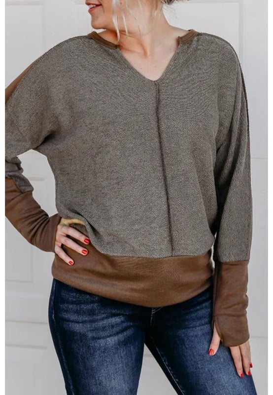 Top de punto patchwork chic con un ajuste acogedor. Mangas con agujeros para los pulgares que añaden estilo. Silueta en tonos neutros para un look sofisticado. Diseño de costura expuesta a la moda. Apto para todas las estaciones. Disponible en múltiples tallas para hombres y mujeres.  
Material: 65% Poliéster, 30% Algodón, 5% Elastano.