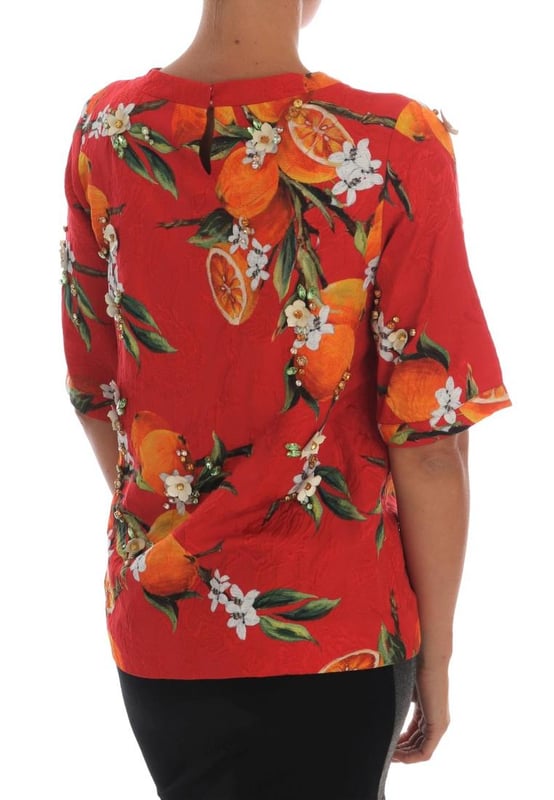 Marke: Dolce & Gabbana.
  Stil: Bluse aus Crepe mit Kristallverzierung und Blutenprint.
  Kollektion: SICILY Orange Print.
  Farbe: Rot mehrfarbig.
  Armel: 3/4 Armel.
  Verschluss: Zwei.
  Knopf.
  Verschluss auf der Ruckseite.
  Material: 60% Baumwolle 15% Kris.