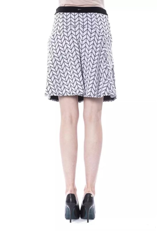Stylish Black And White Acrylic Skirt
  Tube Short Design
  Made from high
  quality acrylic material
  Comfortable and durable
  Sophisticated black and white color scheme
  Versatile choice for both casual and formal occasions
