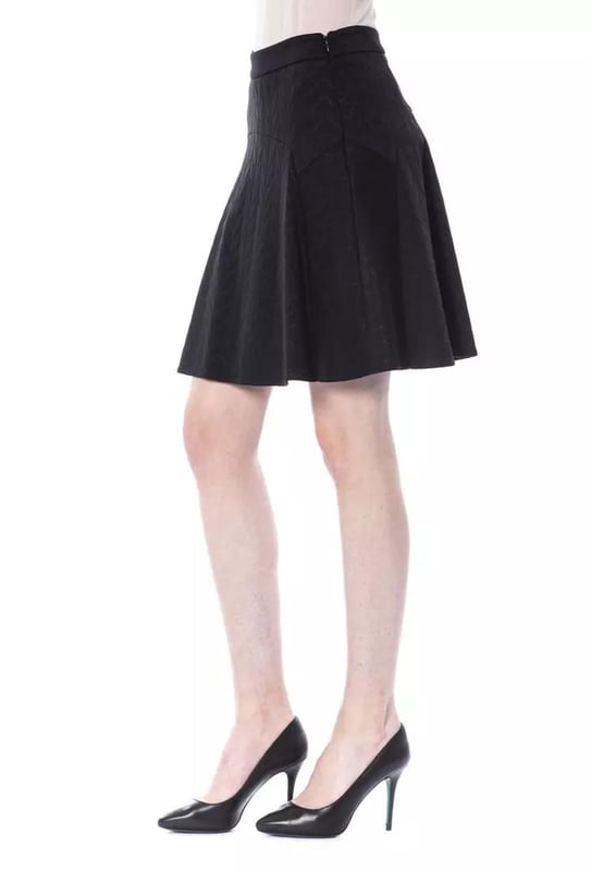 Falda de poliester negra.
  Diseno corto de tubo.
  Complemento versatil para el guardarropa de cualquier mujer.
  Fabricado con materiales de alta calidad.
  Ajuste comodo y duradero.
  Adecuado tanto para ocasiones informales como formales.
  Pieza impresci.
