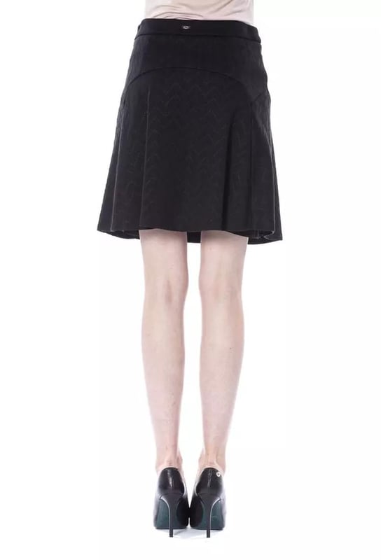 Falda de poliester negra.
  Diseno corto de tubo.
  Complemento versatil para el guardarropa de cualquier mujer.
  Fabricado con materiales de alta calidad.
  Ajuste comodo y duradero.
  Adecuado tanto para ocasiones informales como formales.
  Pieza impresci.