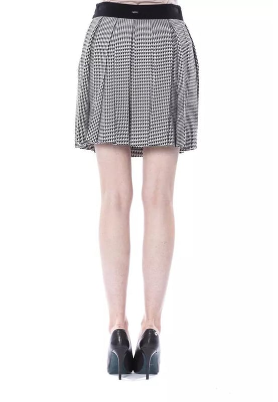 Stylish and versatile Black And White Viscose Skirt
  Tulip short skirt design for a feminine and sophisticated look
  Made from high
  quality viscose fabric for a comfortable fit
  Perfect for special occasions or casual outings
  Classic black and white color that complements any top or blouse
  Elevate your style with this must
  have skirt
Material: 88% Viscose 10% Polyamide 2% Elastane