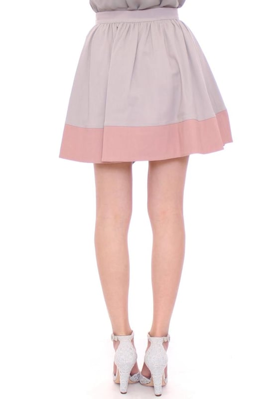 Marca: Comeforbreakfast.
  Modelo: Falda plisada.
  Color: Rosa Gris.
  Longitud mini.
  Cierre de cremallera trasera.
  Detalles del logotipo.
  Hecho en Italia.
  Material: 42 % viscosa 1 % elastano 57 % algodon.