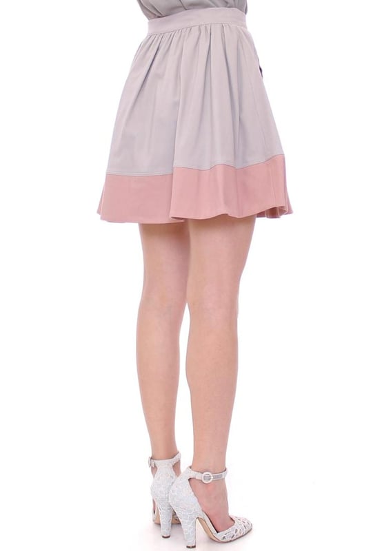 Marca: Comeforbreakfast.
  Modelo: Falda plisada.
  Color: Rosa Gris.
  Longitud mini.
  Cierre de cremallera trasera.
  Detalles del logotipo.
  Hecho en Italia.
  Material: 42 % viscosa 1 % elastano 57 % algodon.