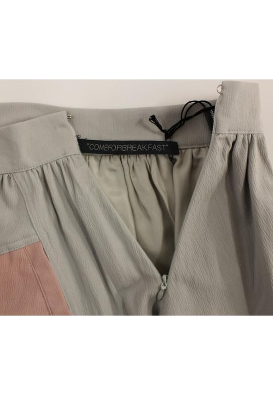 Marca: Comeforbreakfast.
  Modelo: Falda plisada.
  Color: Rosa Gris.
  Longitud mini.
  Cierre de cremallera trasera.
  Detalles del logotipo.
  Hecho en Italia.
  Material: 42 % viscosa 1 % elastano 57 % algodon.
