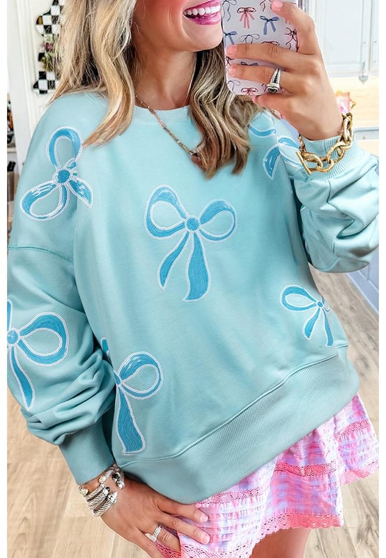 Sudadera de cuello redondo  
  Impresionante detalle de lazo con lentejuelas  
  Diseño moderno con hombros caídos  
  Silueta relajada y elegante  
  Corte oversize para una vibra acogedora pero a la moda  
  Combina bien con diversas prendas inferiores y accesorios  
Material: 65% Poliéster 35% Algodón
