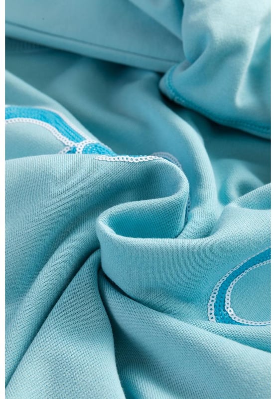 Sudadera de cuello redondo  
  Impresionante detalle de lazo con lentejuelas  
  Diseño moderno con hombros caídos  
  Silueta relajada y elegante  
  Corte oversize para una vibra acogedora pero a la moda  
  Combina bien con diversas prendas inferiores y accesorios  
Material: 65% Poliéster 35% Algodón