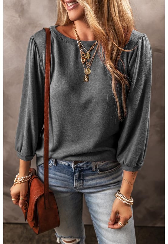 Medium grey solid color blouse
  3/4 sleeves and round neckline
  Versatile piece suitable for both men and women
Material: 95% Polyester 5% Elastane