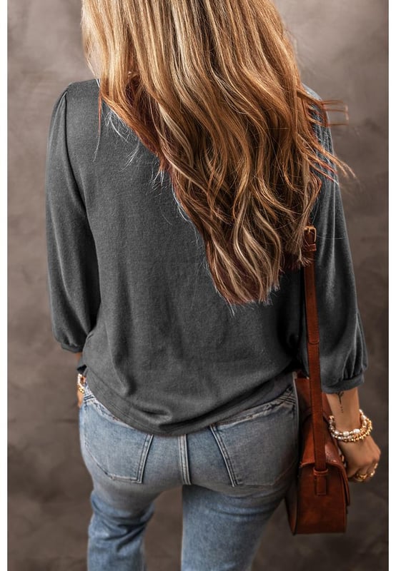 Medium grey solid color blouse
  3/4 sleeves and round neckline
  Versatile piece suitable for both men and women
Material: 95% Polyester 5% Elastane