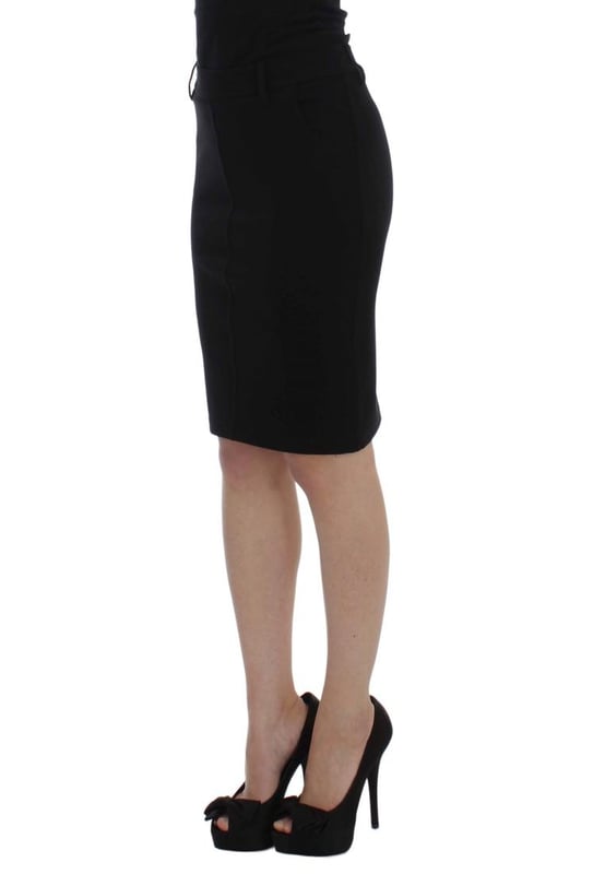 A estrenar con etiquetas.
  Silueta recta a lapiz.
  Largo por encima de la rodilla.
  Color: Negro.
  Material: 69 % viscosa 25 % nailon 6 % elastano.
  Detalles del logotipo.