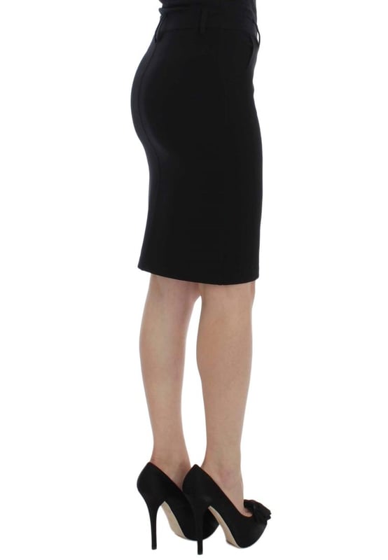 A estrenar con etiquetas.
  Silueta recta a lapiz.
  Largo por encima de la rodilla.
  Color: Negro.
  Material: 69 % viscosa 25 % nailon 6 % elastano.
  Detalles del logotipo.