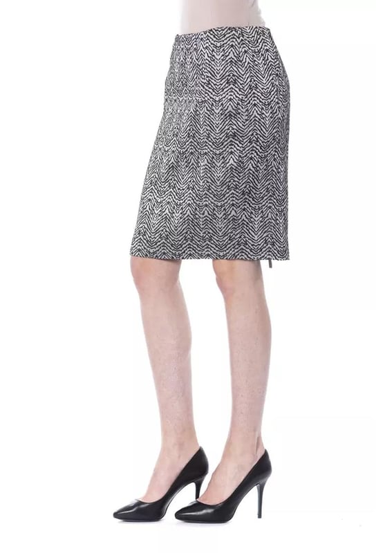 Falda moderna y versatil en blanco y negro.
  Hecho de tela de viscosa de alta calidad.
  Ajuste comodo y favorecedor.
  Diseno de falda corta de tubo para un look moderno.
  Perfecto para ocasiones casuales y formales.