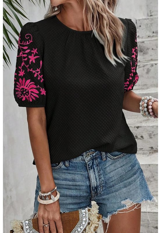 Camiseta de manga abullonada texturizada con bordado floral en negro  
Presenta un intrincado bordado floral en las mangas  
Adorables mangas abullonadas  
El tejido texturizado añade un toque de sofisticación  
Combínala con diversas prendas inferiores para looks versátiles  
Disponible en tallas unisex  
Material: 95% Poliéster 5% Elastano