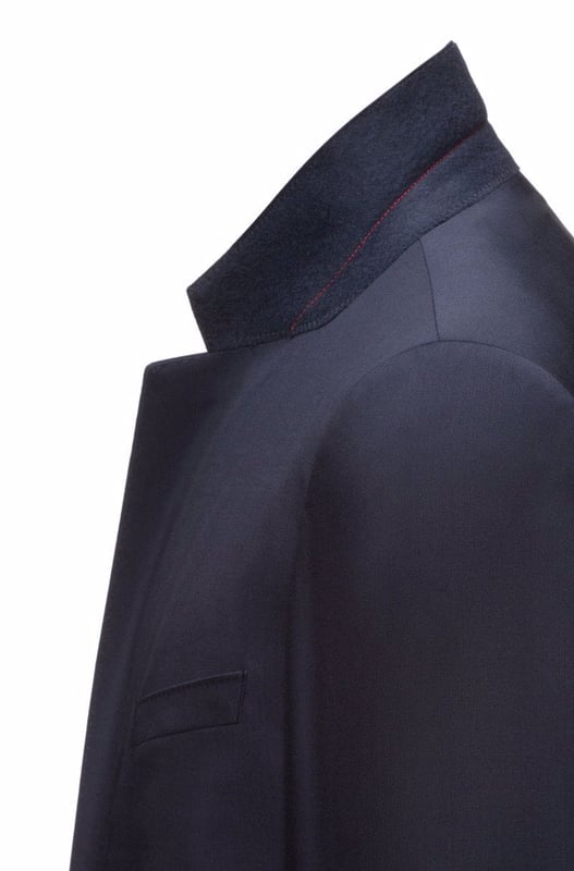 Men's Hugo Boss Henry Blazer Jacket. The Boss blazer, part of the formal collection, is crafted for a sophisticated appearance. Featuring a notch lapel collar and a button closure, it exudes elegance. The jacket is designed in a slim fit, adorned with a classic solid pattern and includes practical pockets.- Single breasted blazer.- Slim Fit.- Notched lapel.- Fully lined.- Welt pocket by the left chest.- Flap pockets at waist. Material: 100% Virgin Wool. Ref: 50379442401.