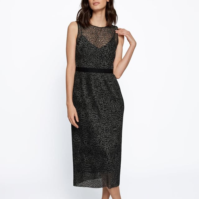 Damesjurk Boss Delyra. Midi-jurk in zwart met metallic kanten ontwerp, grosgrain lint in de taille, geplooide rok en slipdress voering. Deze mouwloze jurk is gemaakt van tule met een dierenprint in gemetalliseerde vezels voor een subtiele glinstering. Een binnenslip met verstelbare bandjes ligt eronder, terwijl een glinsterende riem een flatterend effect creëert in de taille.- Mouwloos.- Ronde hals.- Middenachter met rits. Materiaal: 98% polyester, 2% metaal. Ref: 50464048960.