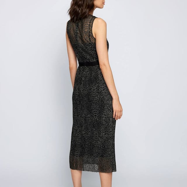 Damesjurk Boss Delyra. Midi-jurk in zwart met metallic kanten ontwerp, grosgrain lint in de taille, geplooide rok en slipdress voering. Deze mouwloze jurk is gemaakt van tule met een dierenprint in gemetalliseerde vezels voor een subtiele glinstering. Een binnenslip met verstelbare bandjes ligt eronder, terwijl een glinsterende riem een flatterend effect creëert in de taille.- Mouwloos.- Ronde hals.- Middenachter met rits. Materiaal: 98% polyester, 2% metaal. Ref: 50464048960.